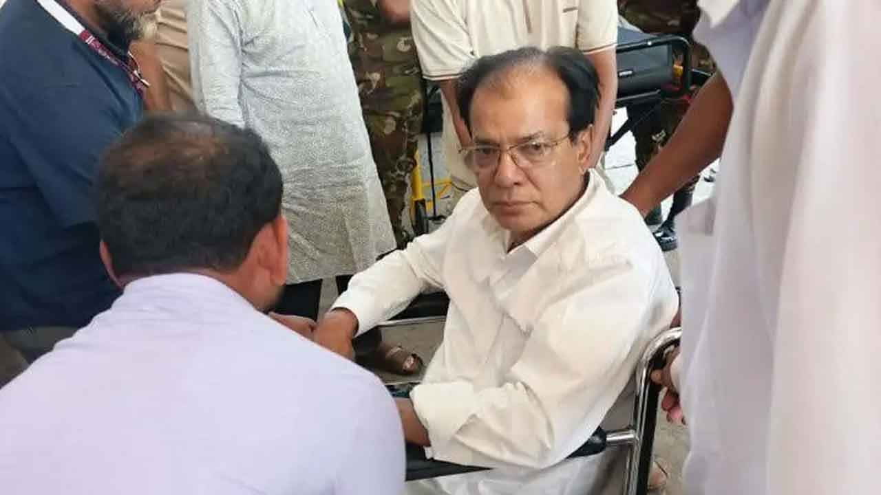 ত্রাণমন্ত্রীকে এয়ার অ্যাম্বুলেন্সে আনা হয়েছে ঢাকায়, ভর্তি এভারকেয়ারে