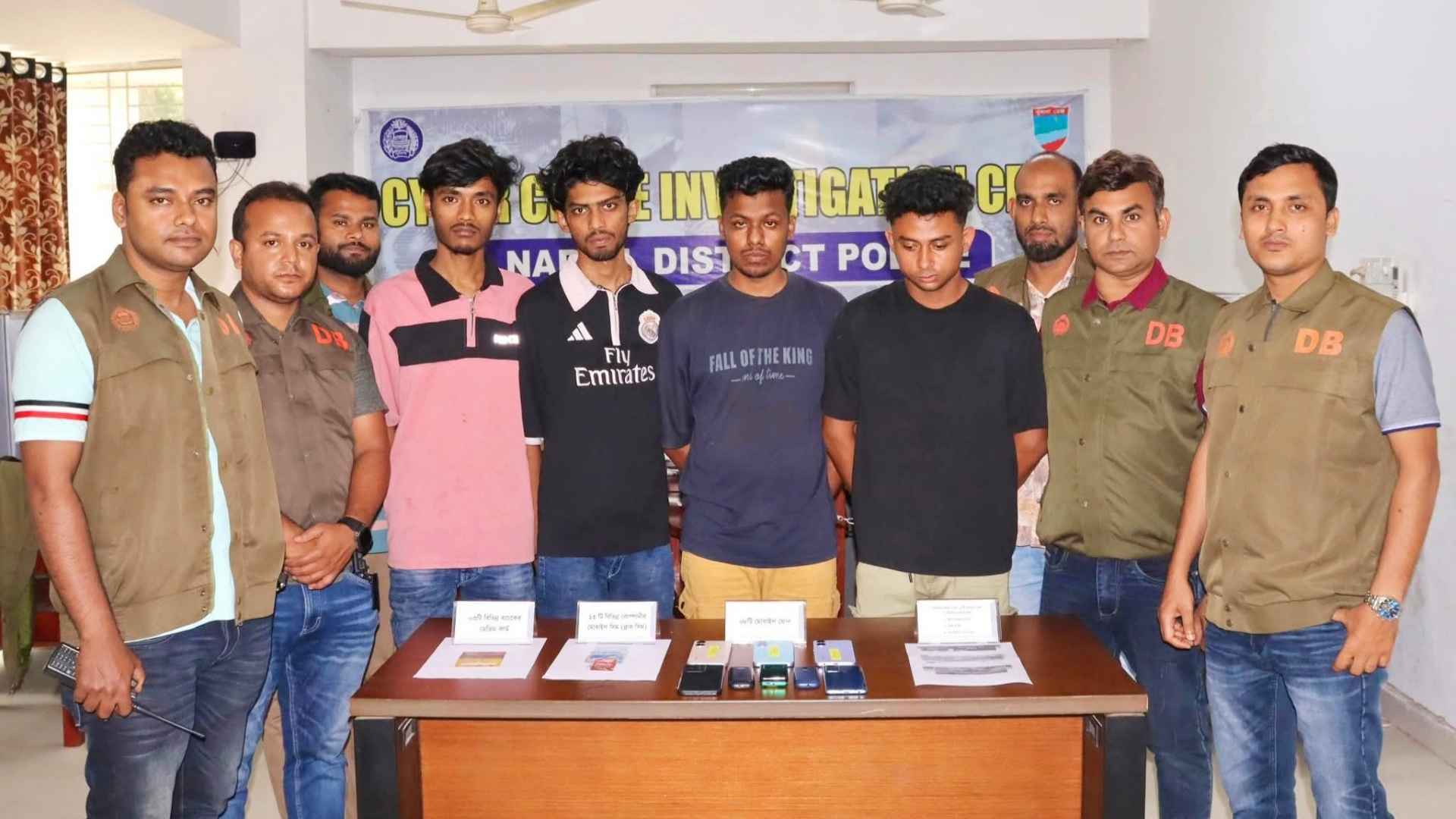 কম দামে চাঁদপুরের ইলিশের প্রলোভন দেখিয়ে অনলাইনে প্রতারণা, গ্রেফতার ৪