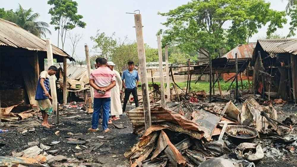 নড়াইলে আগুনে পুড়ল চার দোকান, ৪০ লাখ টাকার ক্ষতি