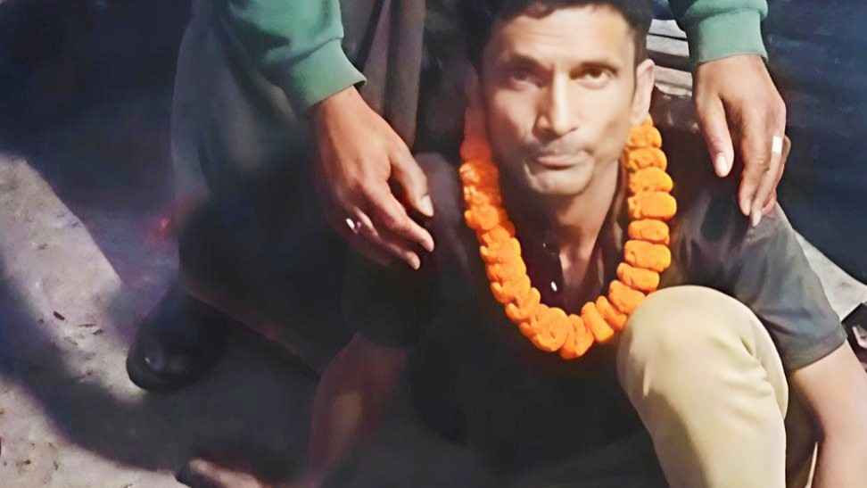 নড়াইলে মাছ চোরকে ফুলের মালা দিয়ে বরণ, ভিডিও ভাইরাল