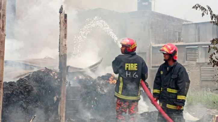 ফতুল্লায় ঝুটের গোডাউনে ভয়াবহ অগ্নিকাণ্ড