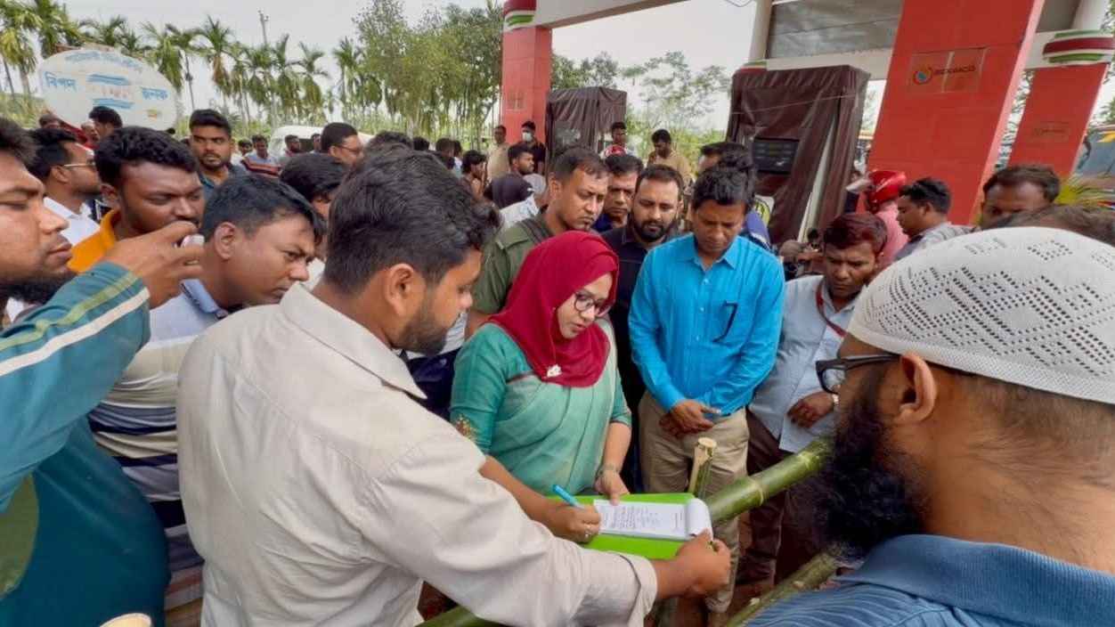 নাটোরে গোপনে অন্যত্র তেল বিক্রি, পাম্পকে ৫০ হাজার টাকা জরিমানা