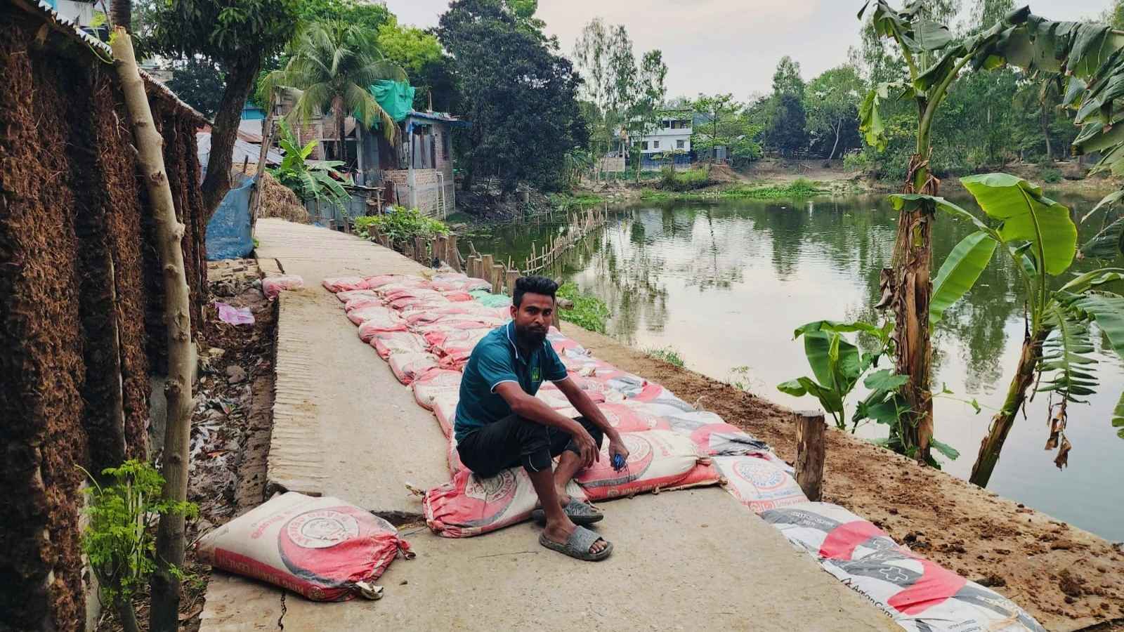 নাটোরে যুব সমাজের নিজ উদ্যোগে রাস্তা সংস্কার