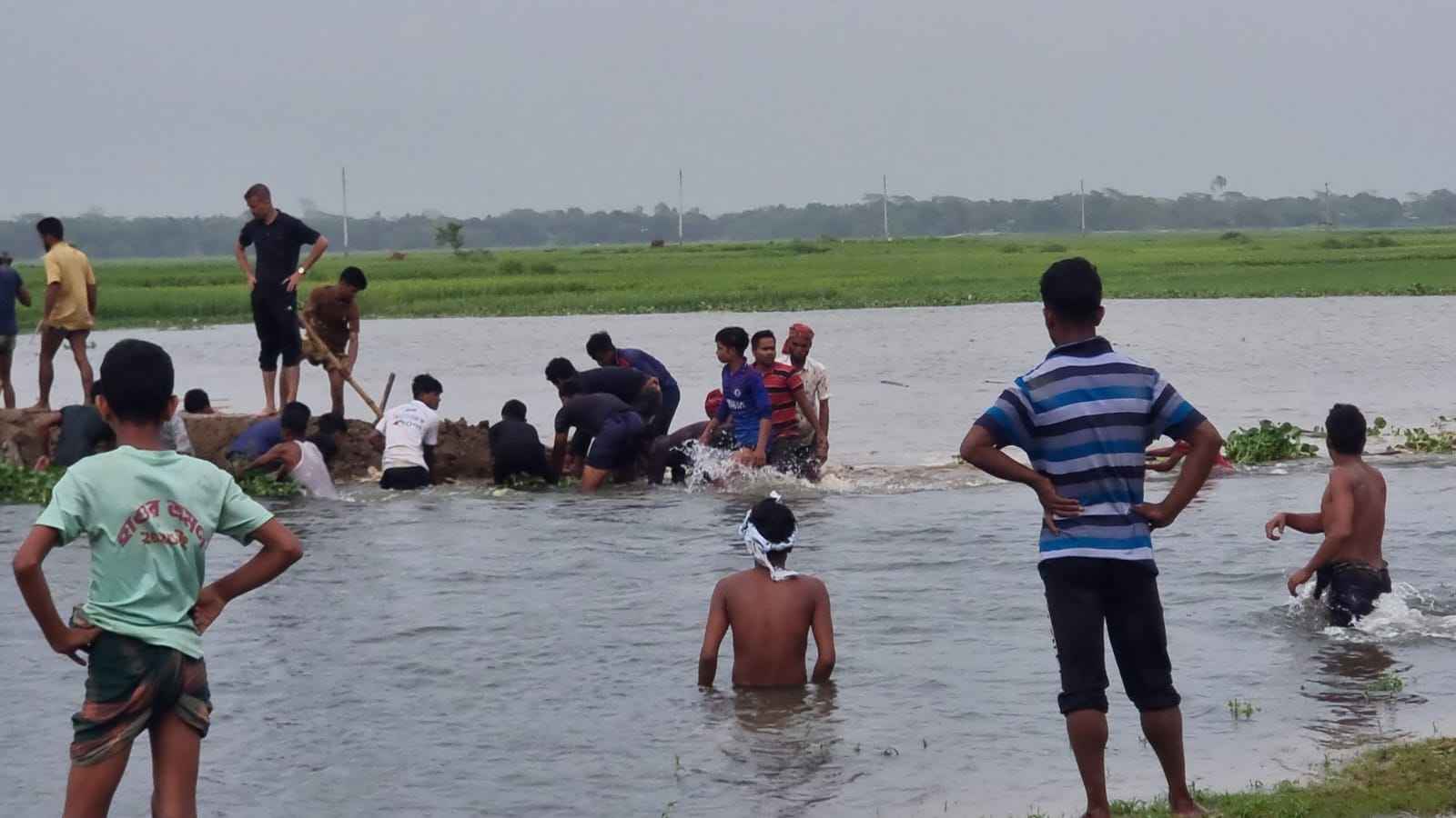 ফসল রক্ষা বাঁধ নিয়ে কলমাকান্দায় দুই ইউনিয়নবাসীর সংঘর্ষ, আহত ২০