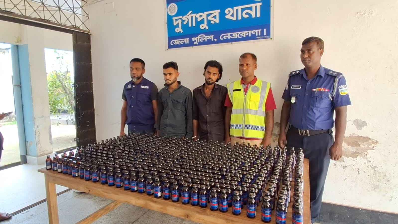 সীমান্ত দিয়ে দেশে ঢুকছে নতুন মাদক 'ফেয়ারডিল', ৬০০ বোতলসহ আটক ২