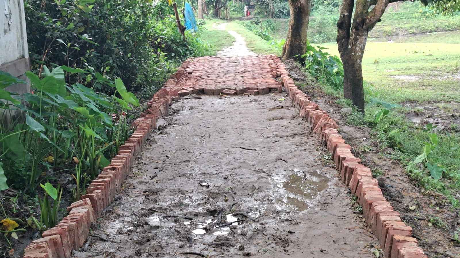 প্রভাবশালীর বাধায় বন্ধ রাস্তার কাজ, বিপাকে এলাকাবাসী