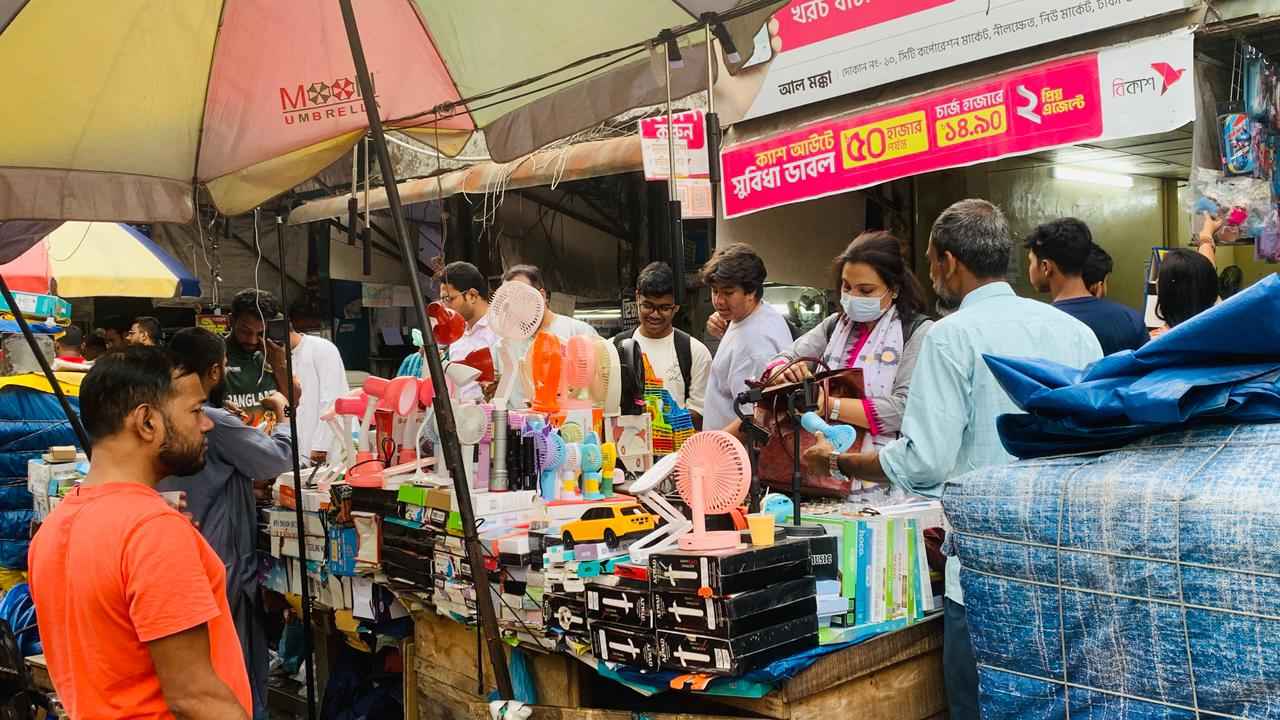 নীলক্ষেতে ডাক্তারদের উপহার সামগ্রী 