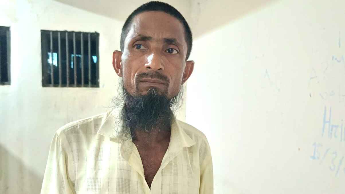 শিক্ষকের বিরুদ্ধে শ্লীলতাহানির মামলার জেরে ছাত্রীর বাড়িতে হামলা