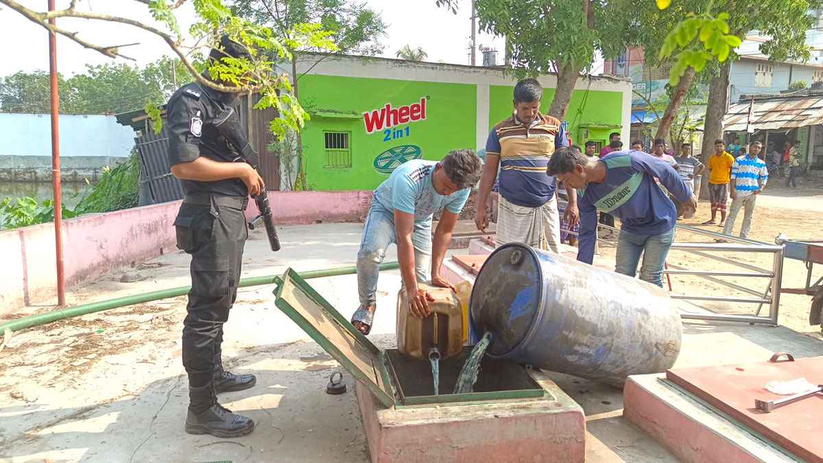 রাজশাহীতে তেল বিক্রিতে অনিয়ম, পাম্পকে ২ লাখ টাকা জরিমানা