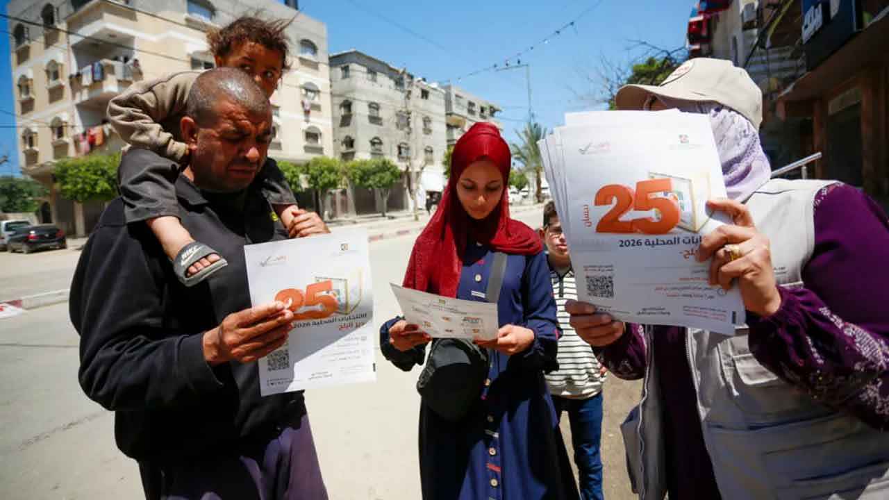 ইসরায়েলি হামলার মধ্যেই ফিলিস্তিনে স্থানীয় সরকার নির্বাচন