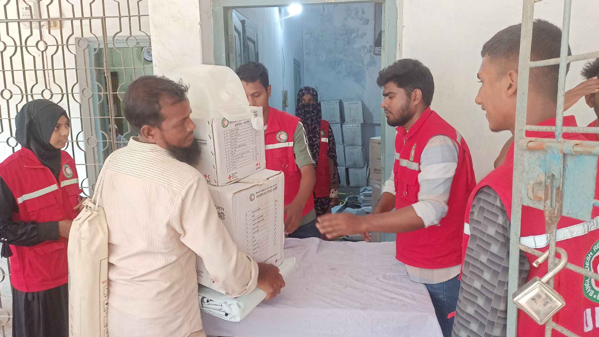 পঞ্চগড়ে কালবৈশাখী ঝড়ে ক্ষতিগ্রস্তদের মাঝে রেড ক্রিসেন্টের সহায়তা