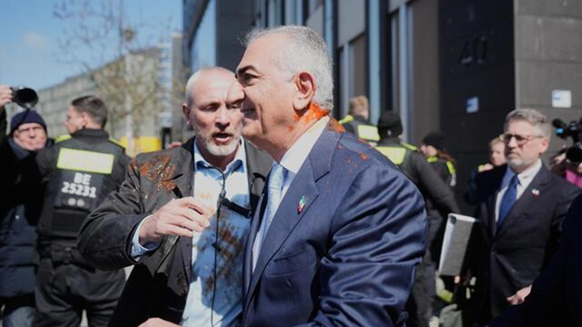 জার্মানিতে অপদস্থ ইরানের নির্বাসিত প্রিন্স, ‘লাল রঙের তরল’ নিক্ষেপ