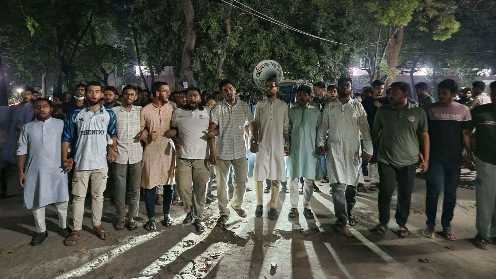 সাংবাদিক ও ডাকসু নেতাদের ওপর ছাত্রদলের হামলার প্রতিবাদে রাকসুর বিক্ষোভ