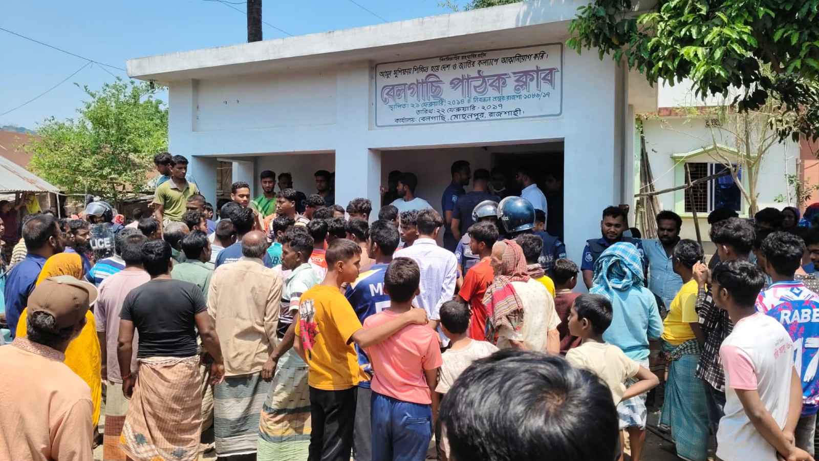 দূরে ভ্যান থামানোয় ইটের আঘাতে চালককে হত্যা