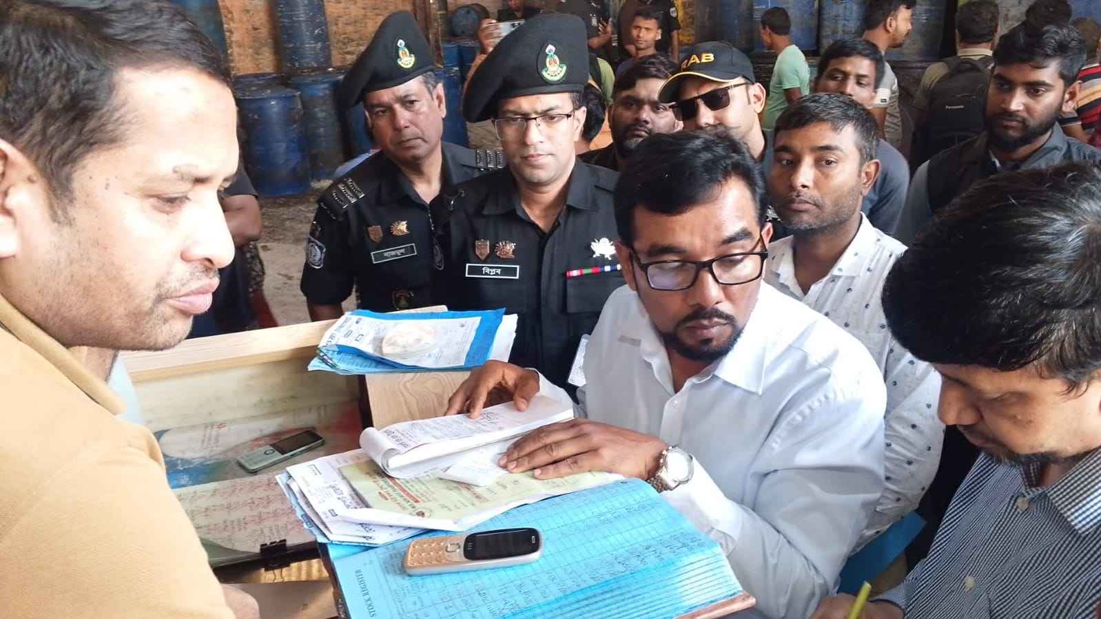 রংপুরে তেলের গুদামে অভিযান: অনিয়মের দায়ে ৬০ হাজার টাকা জরিমানা