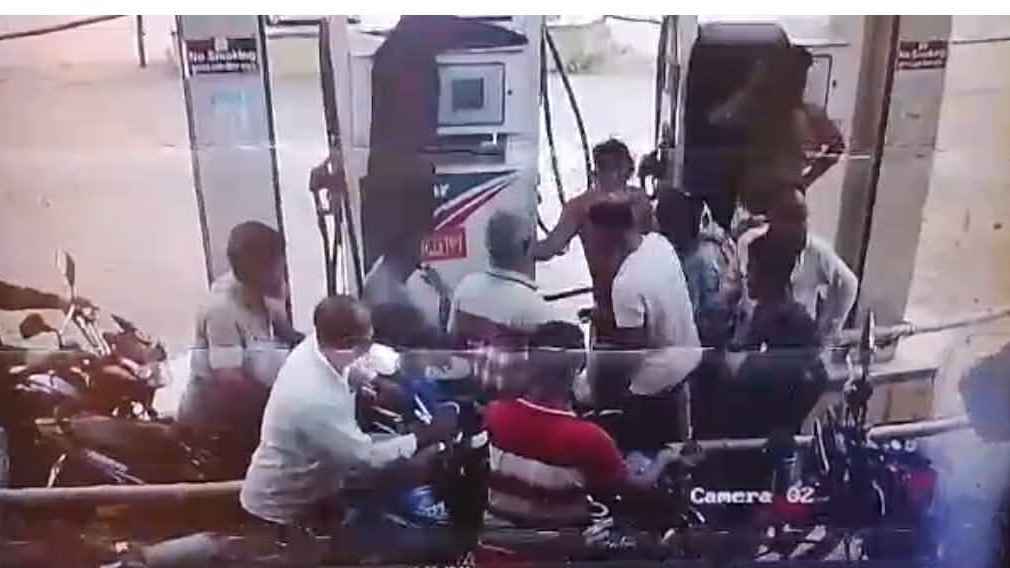 রংপুরে তেল পাম্পে হামলা চালিয়ে ১৬৭ লিটার পেট্রোল লুটের অভিযোগ