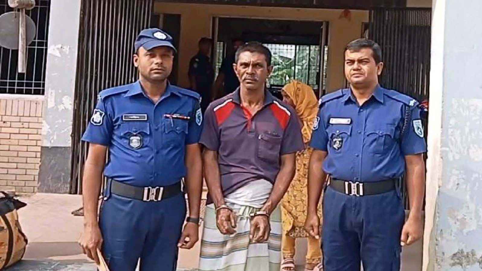 রংপুরে সৎ মেয়েকে ধর্ষণের অভিযোগে বাবা গ্রেফতার