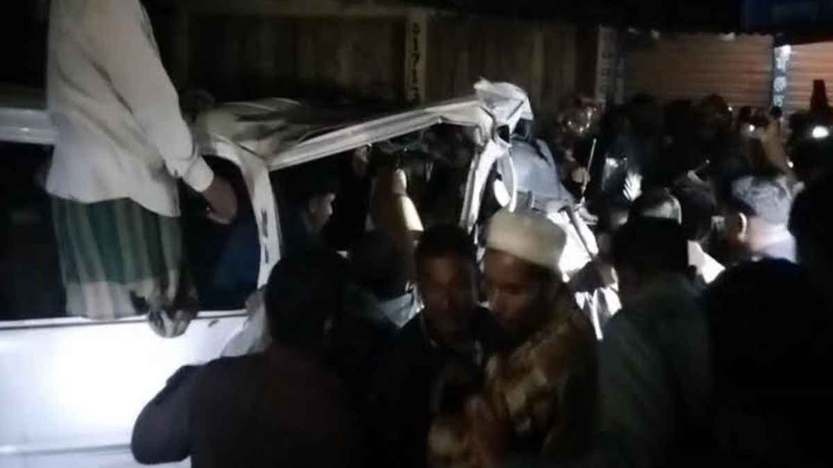 ট্রাকের সঙ্গে সংঘর্ষে দুমড়েমুচড়ে গেল মাইক্রোবাস, শিশুসহ নিহত ৩