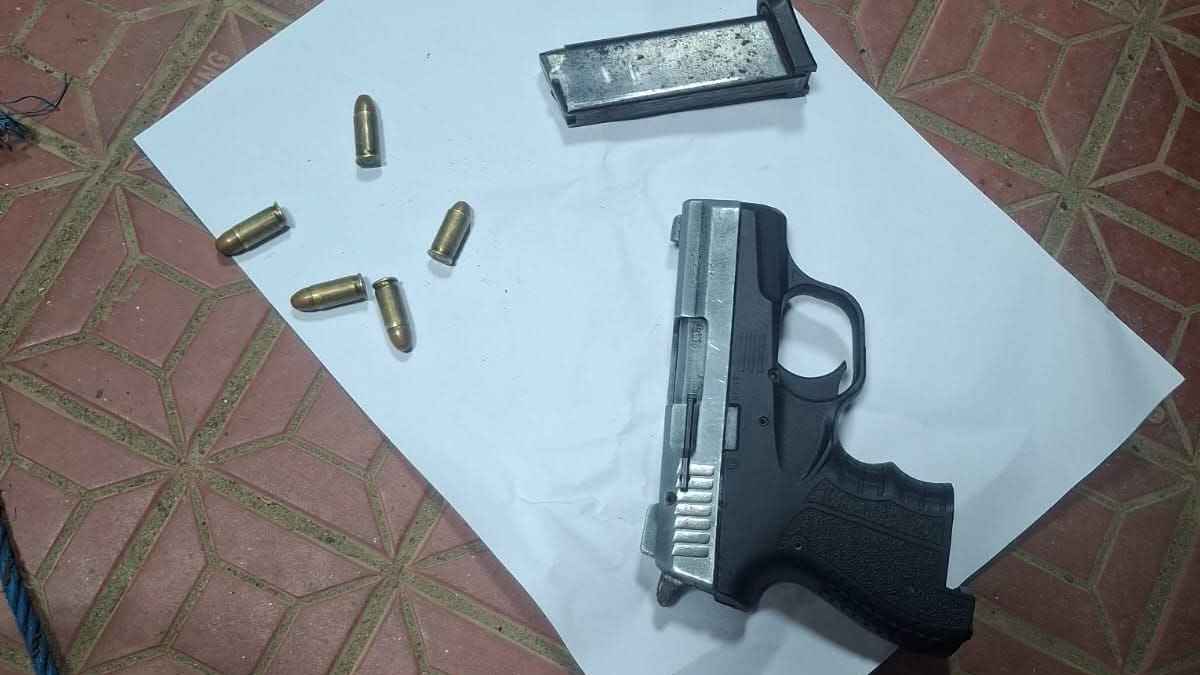 চট্টগ্রামে সেনাবাহিনীর অভিযানে বিদেশি পিস্তল উদ্ধার, গ্রেফতার ২