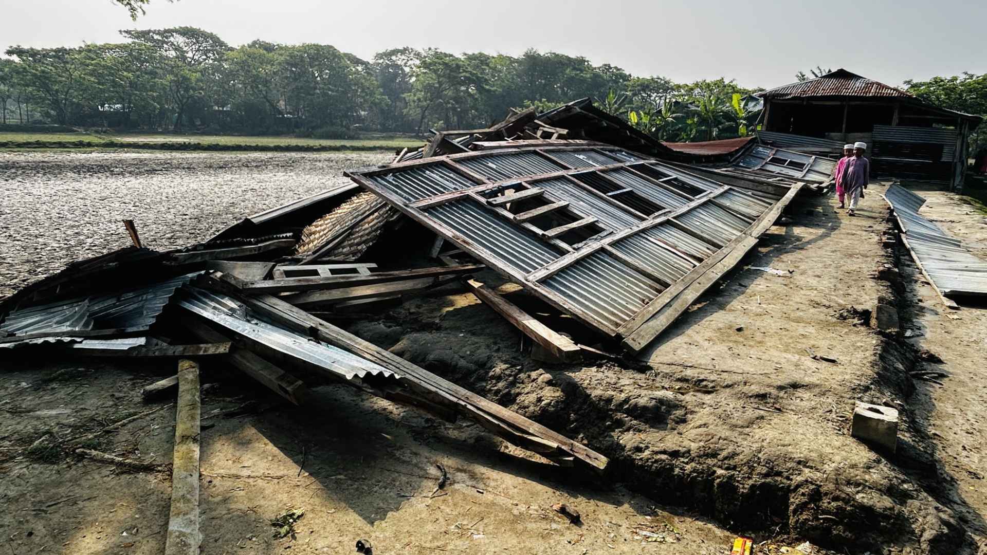 হাতিয়ায় ঝড়ে বিদ্যালয় ধসে পড়ায় পাঠদানে চরম দুর্ভোগ