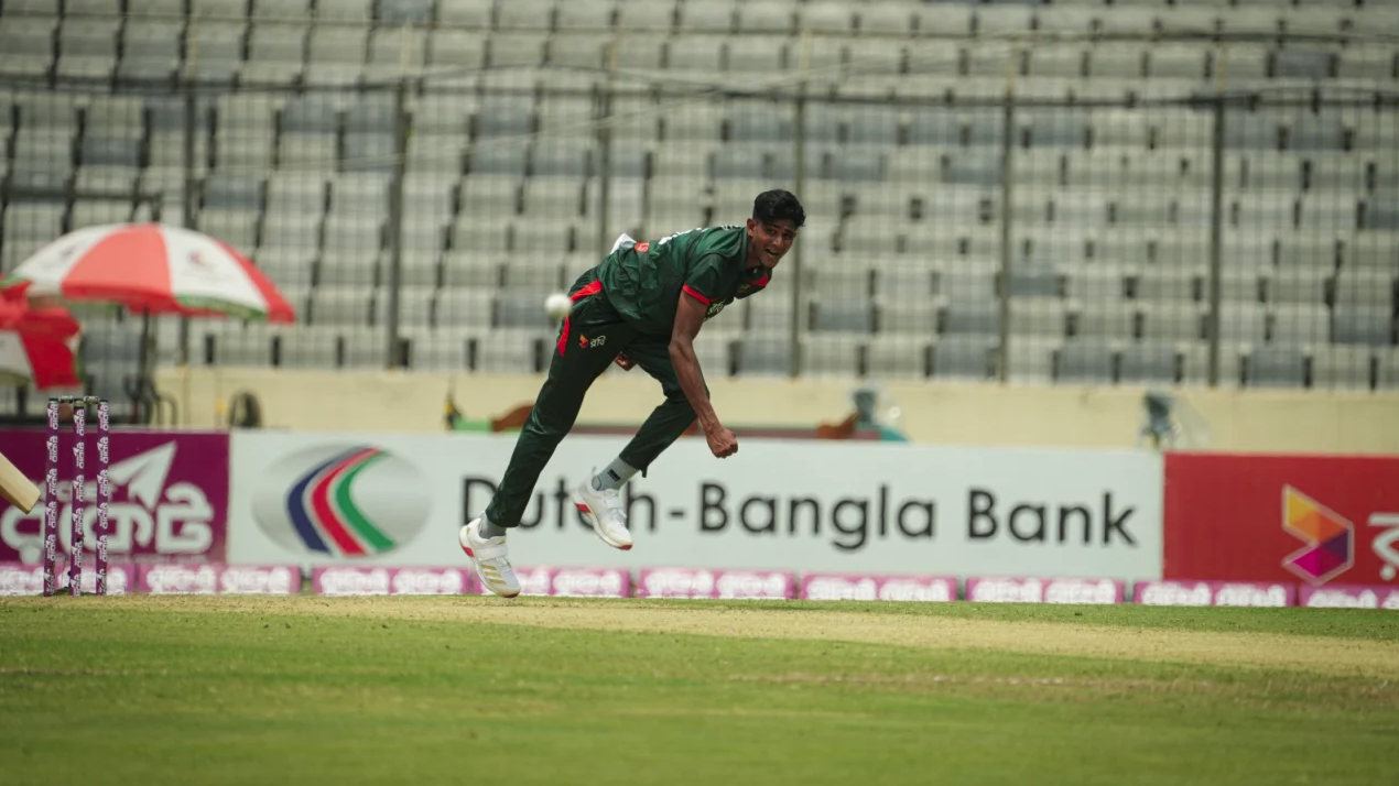 ৪ উইকেট হারিয়ে কেলির ব্যাটে লড়ছে নিউজিল্যান্ড