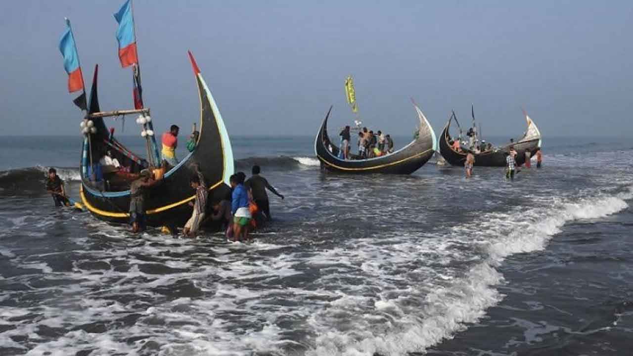 সমুদ্রে মাছ ধরা ট্রলার ও জেলেদের নিরাপত্তায় সরকারের নানামুখী উদ্যোগ