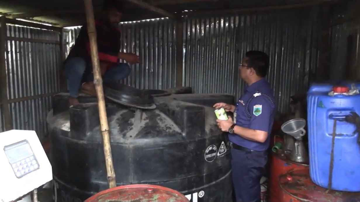 সিরাজগঞ্জে অবৈধভাবে মজুদ ২১শ লিটার ডিজেল জব্দ, আটক ২