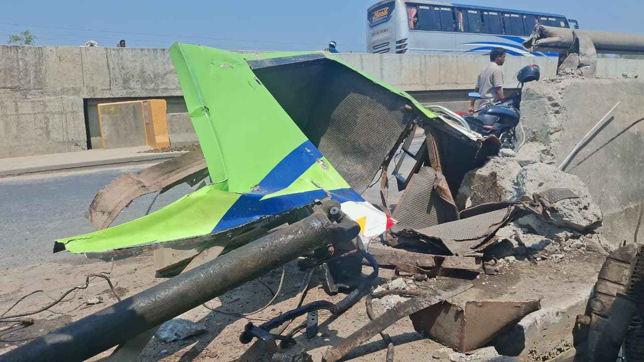 সিরাজগঞ্জে যাত্রীবাহী বাস নিয়ন্ত্রণ হারিয়ে চালকসহ নিহত ৩, আহত ১০
