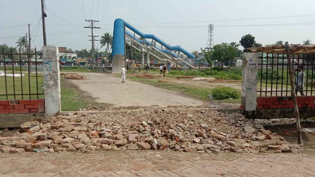 রেলওয়ের প্রাচীর ভেঙে রাস্তা নির্মাণের চেষ্টা বিএনপি নেতাকর্মীদের