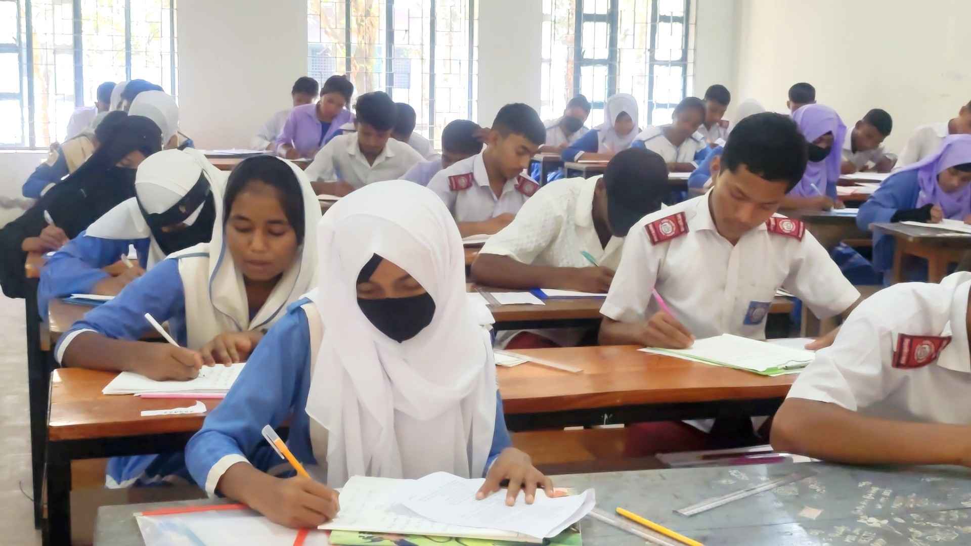 ঠাকুরগাঁওয়ে এসএসসি ও সমমানের প্রথম দিনের পরীক্ষায় অনুপস্থিত ৪৫৬ জন