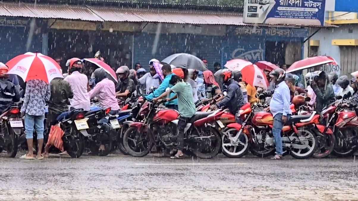 ঠাকুরগাঁওয়ে ঝড়-বৃষ্টি উপেক্ষা করে পেট্রোল পাম্পে উপচে পড়া ভিড়