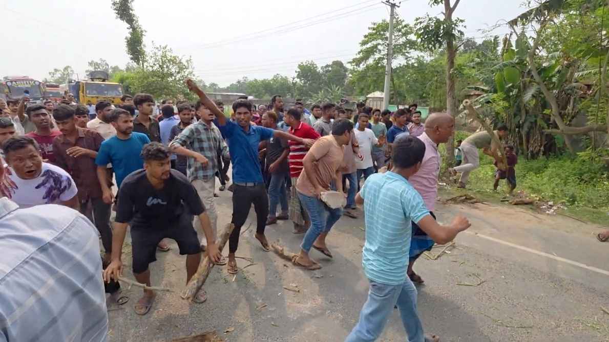 ঠাকুরগাঁওয়ে তেল নেওয়াকে কেন্দ্র করে সংঘর্ষ, সড়ক অবরোধ