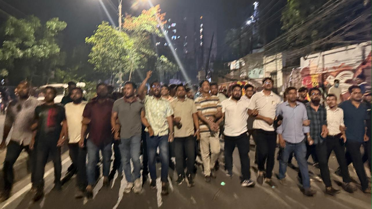 প্রধানমন্ত্রীকে নিয়ে কুরুচিপূর্ণ মন্তব্য করায় জবি ছাত্রদলের বিক্ষোভ