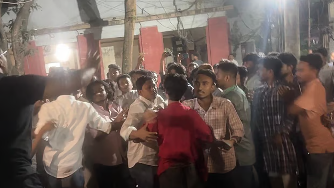 শাহবাগে সাংবাদিকদের ওপর হামলা, ছাত্রদল সম্পাদকের দুঃখ প্রকাশ