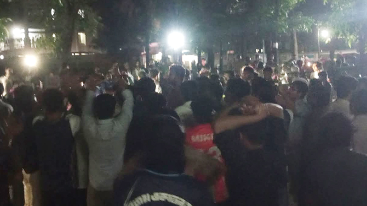 বিজয় ৭১ হলে ‘প্রতিবাদী দেয়াললিখন’ নিয়ে উত্তেজনা