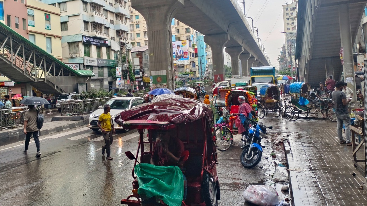 বৃষ্টিতে স্থবির জনজীবন, দুর্ভোগ চরমে