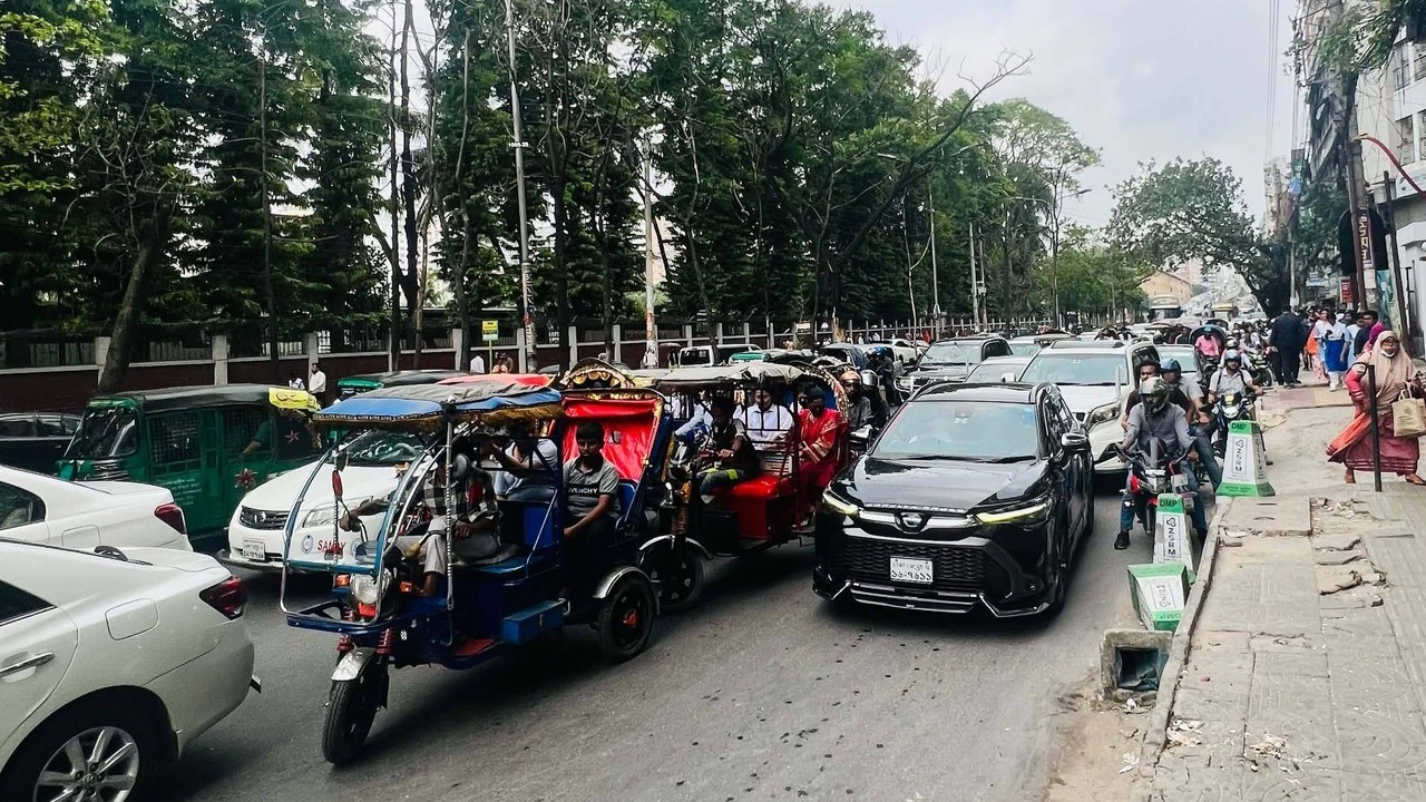 ঢাকার সড়কে তীব্র যানজট, ভোগান্তিতে এসএসসি পরীক্ষার্থীরা  