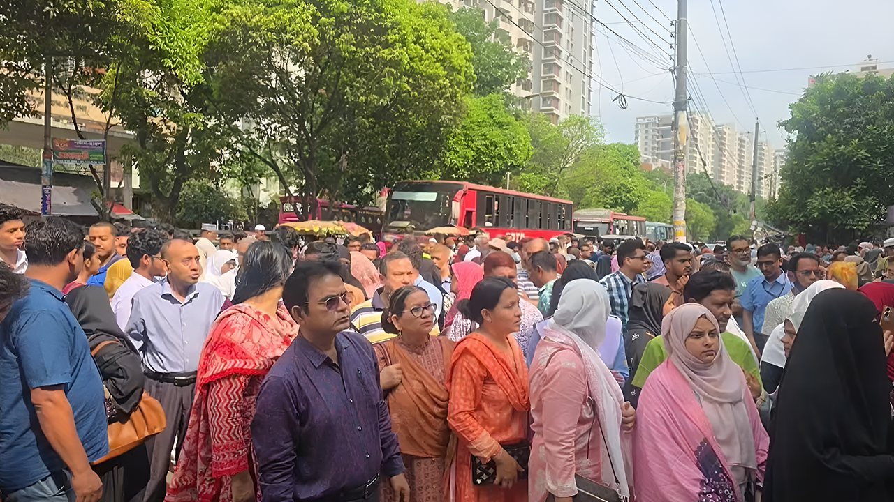 এসএসসির প্রথম দিনে কেন্দ্রে কেন্দ্রে উৎসবের আমেজ