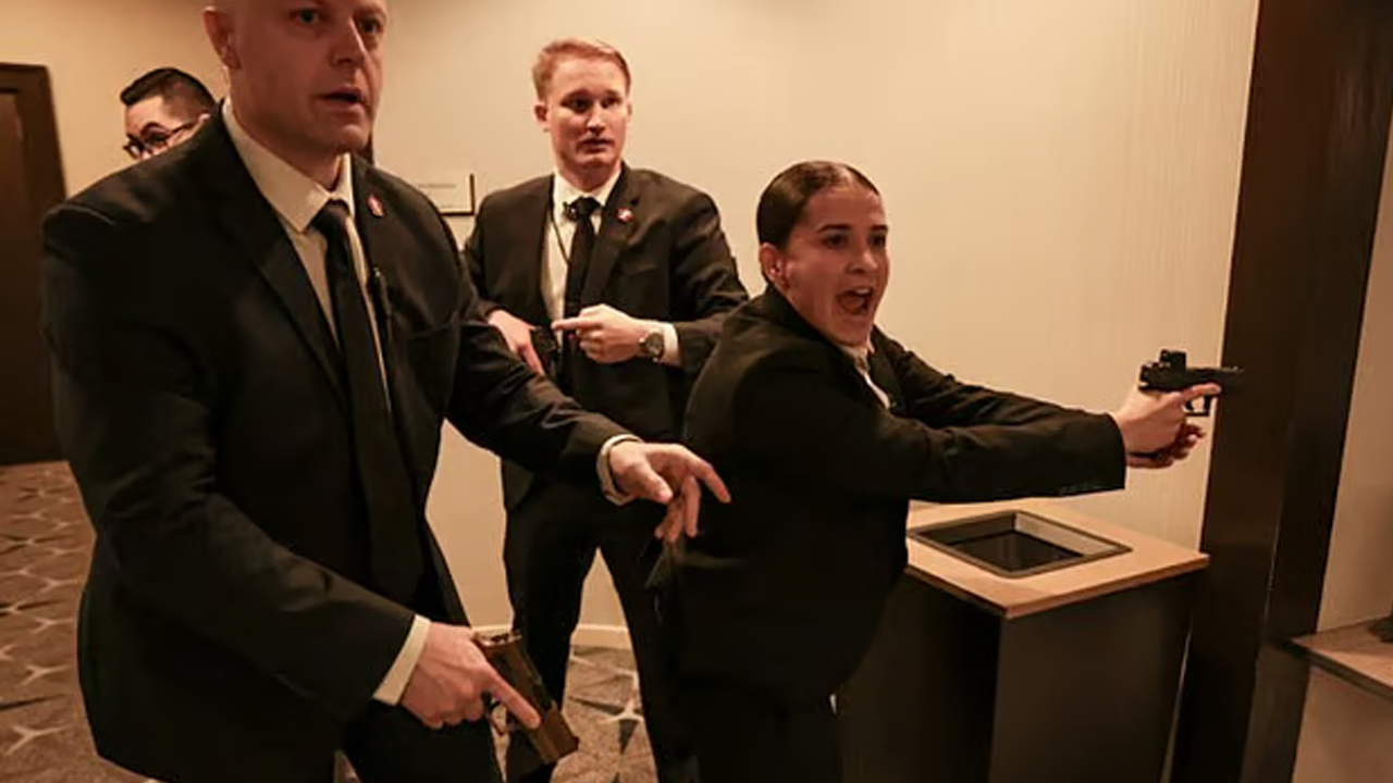 নৈশভোজের সময় বিকট শব্দ, সরিয়ে নেওয়া হলো ট্রাম্পকে