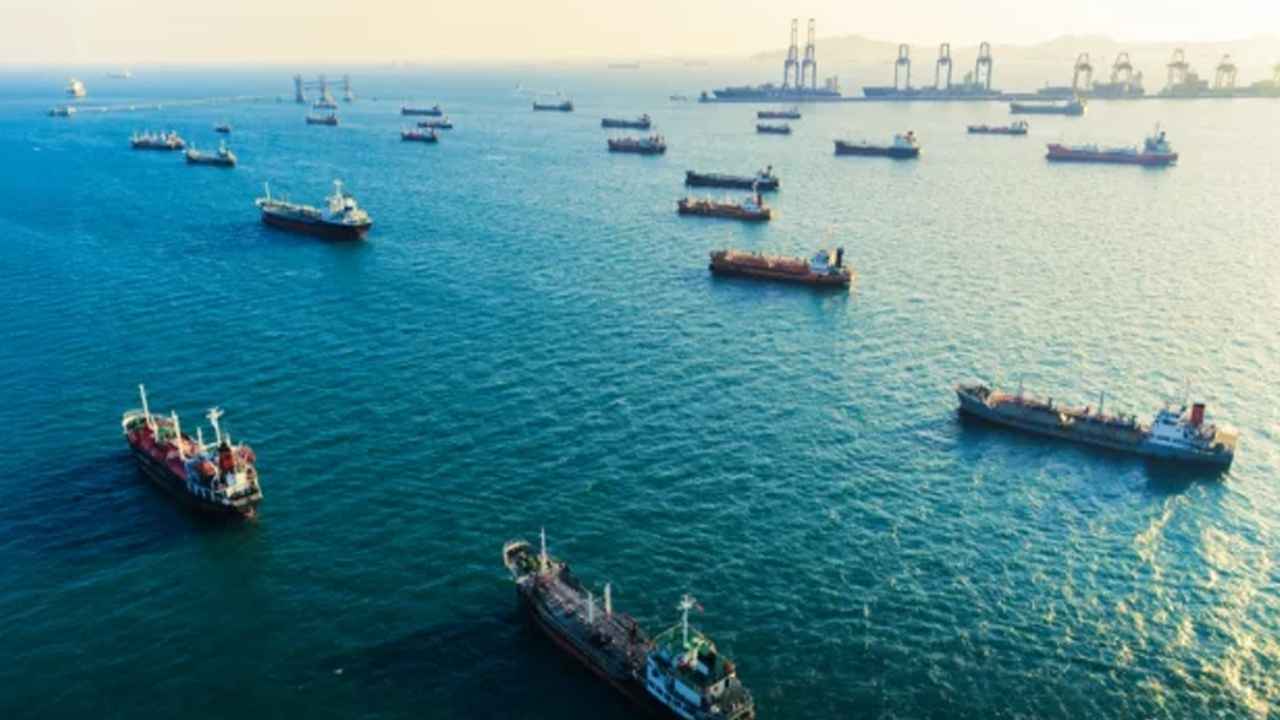 নৌ–অবরোধ বাড়ানোর প্রস্তুতি ট্রাম্পের, বাড়ছে তেলের দাম