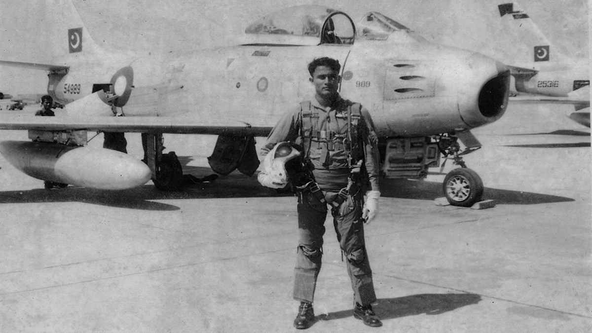 বাঙালি ফ্লাইং অফিসার ওয়ালিদকে শ্রদ্ধাভরে স্মরণ পাকিস্তান বিমান বাহিনীর