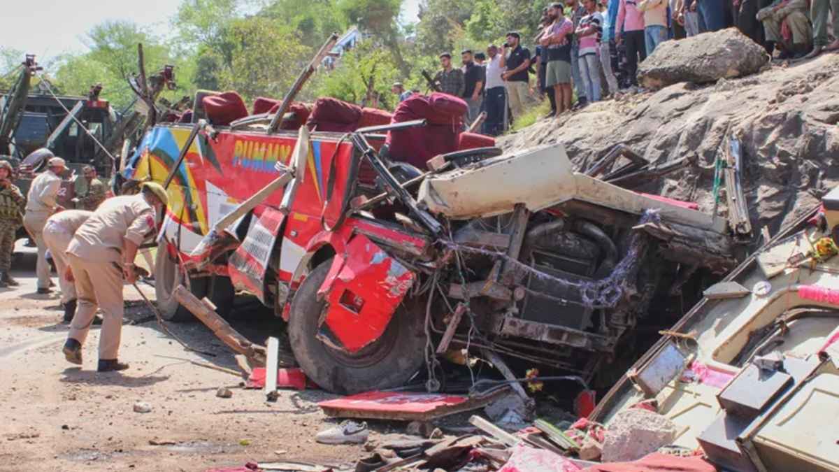 অটোরিকশাকে ধাক্কা দিয়ে গভীর খাদে বাস, প্রাণহানি বেড়ে ২১