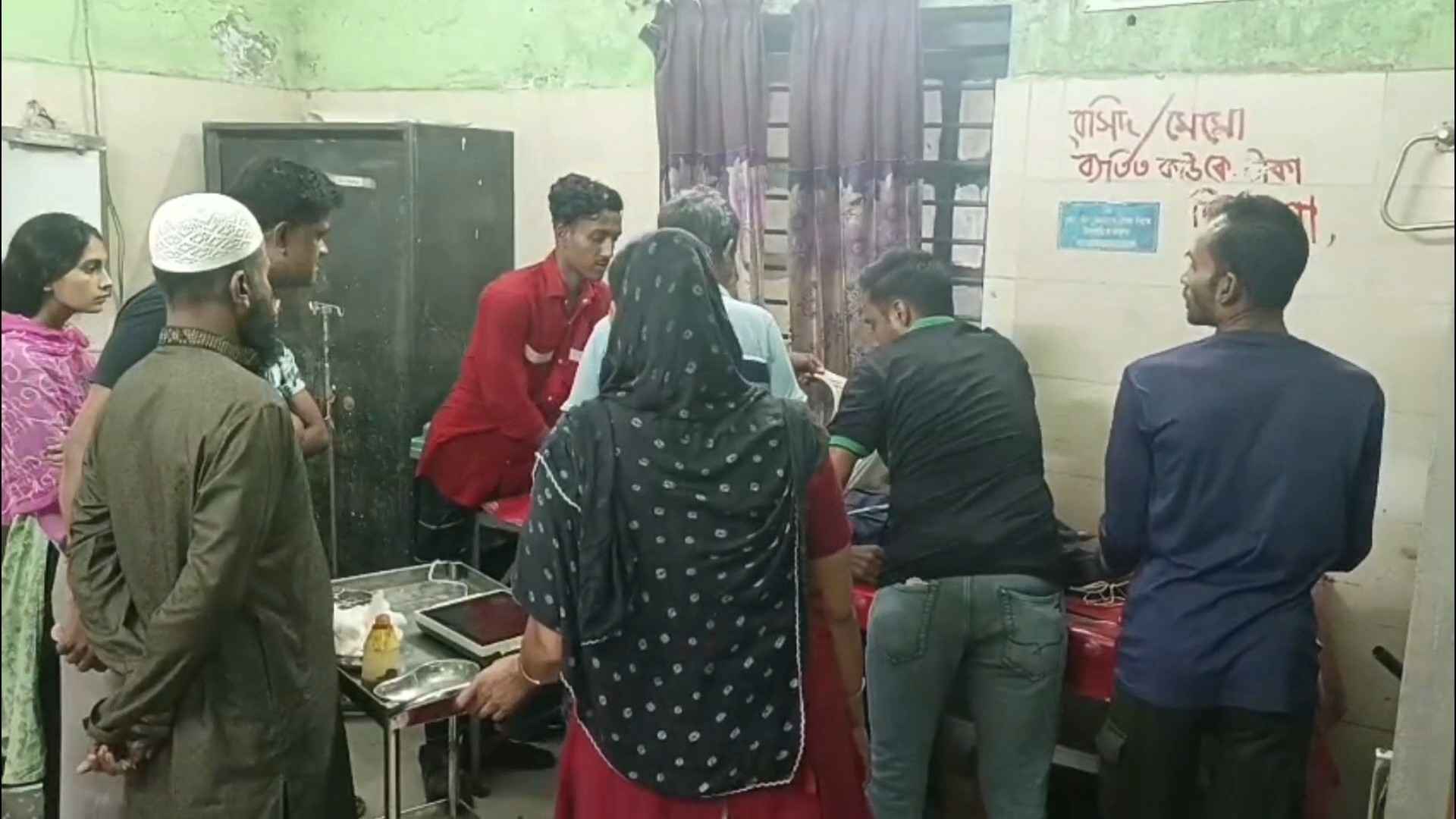 কালীগঞ্জে দুই বাসের মাঝখানে চাপা পড়ে হকার নিহত