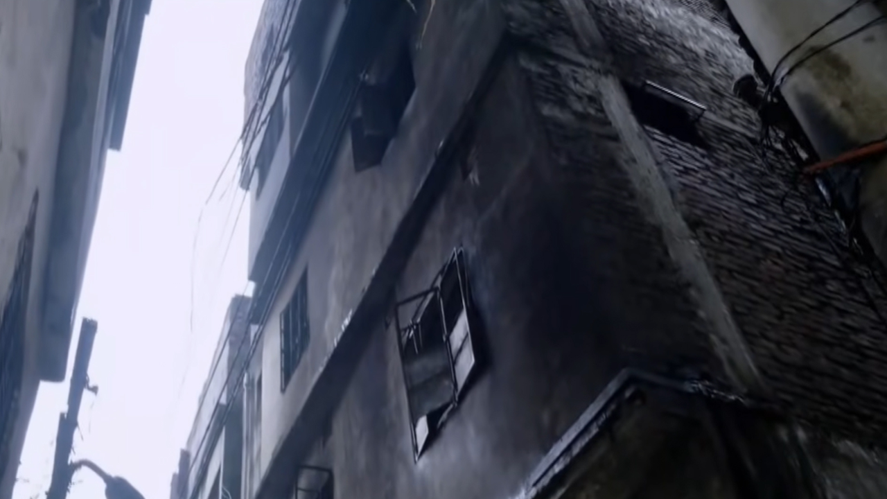 এলিফ্যান্ট রোডে আবাসিক ভবনে আগুন, ৪ ইউনিটের চেষ্টায় নিয়ন্ত্রণে 