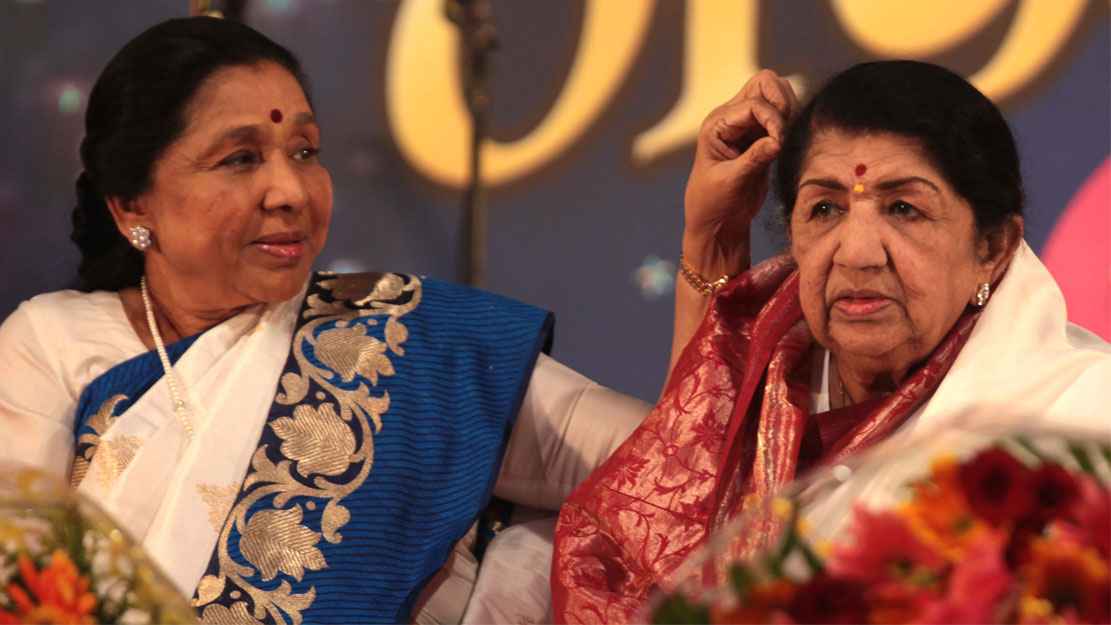 বোন লতাকে টপকে যেভাবে ‘দম মারো দম’ গান আশা ভোঁসলের 