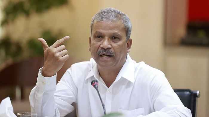 আসিফ নজরুলকে নিয়ে বোমা ফাটালেন বিসিবি