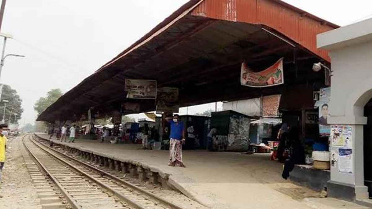 নওগাঁয় ট্রেন থেকে নামতে গিয়ে পুলিশ সদস্যের ২ পা বিচ্ছিন্ন