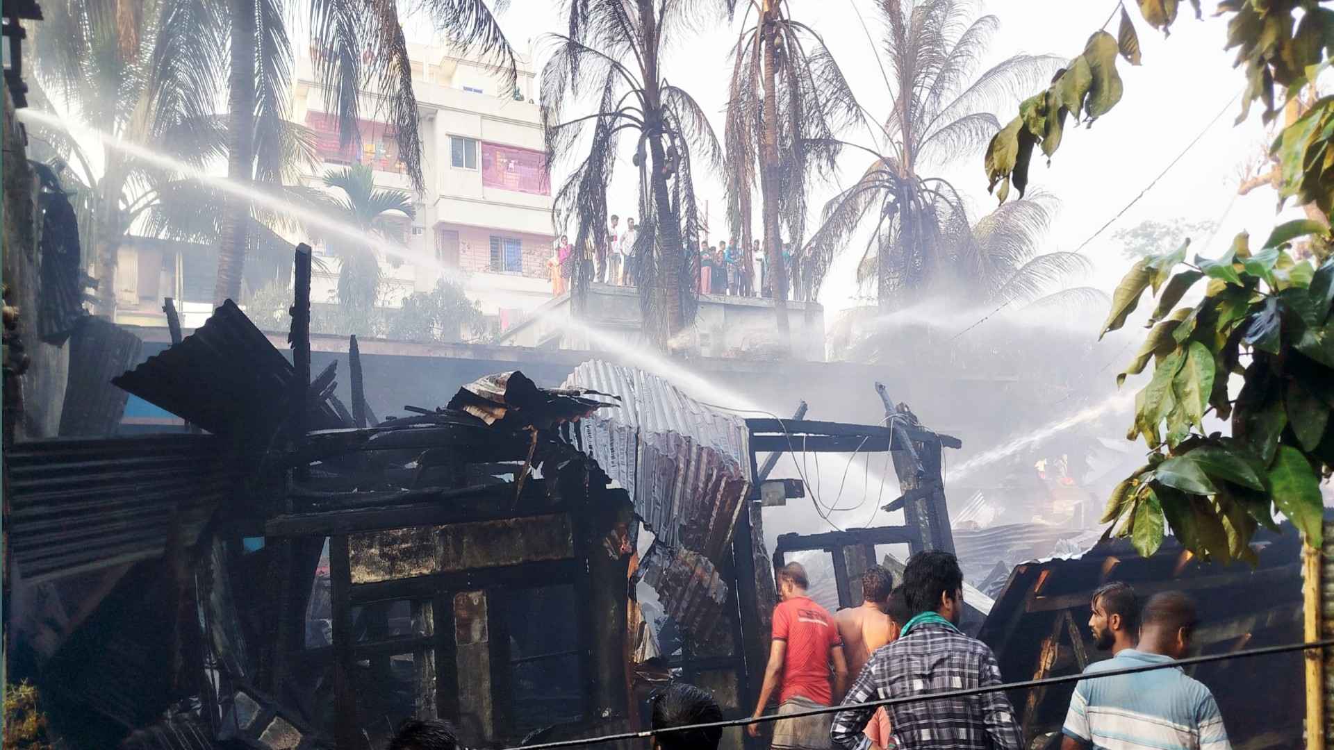 ঝালকাঠিতে আগুনে ১০টি বসতঘর পুড়ে ছাই