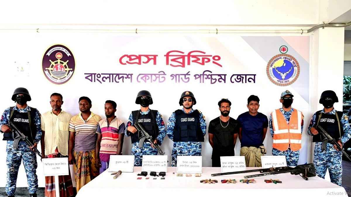 সুন্দরবনে অস্ত্রসহ ২ ডাকাত আটক, ৩ জেলে উদ্ধার