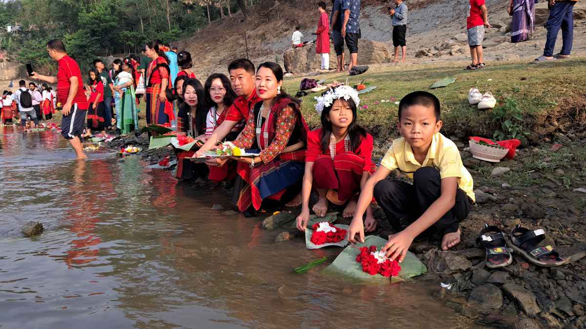 সাঙ্গু নদীতে ফুল নিবেদনের মধ্যে দিয়ে শুরু বিজু উৎসব